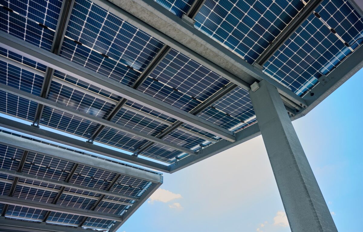 Overdækninger med solceller til Vejdirektoratets ladestationer på rasteplads Lillebælt