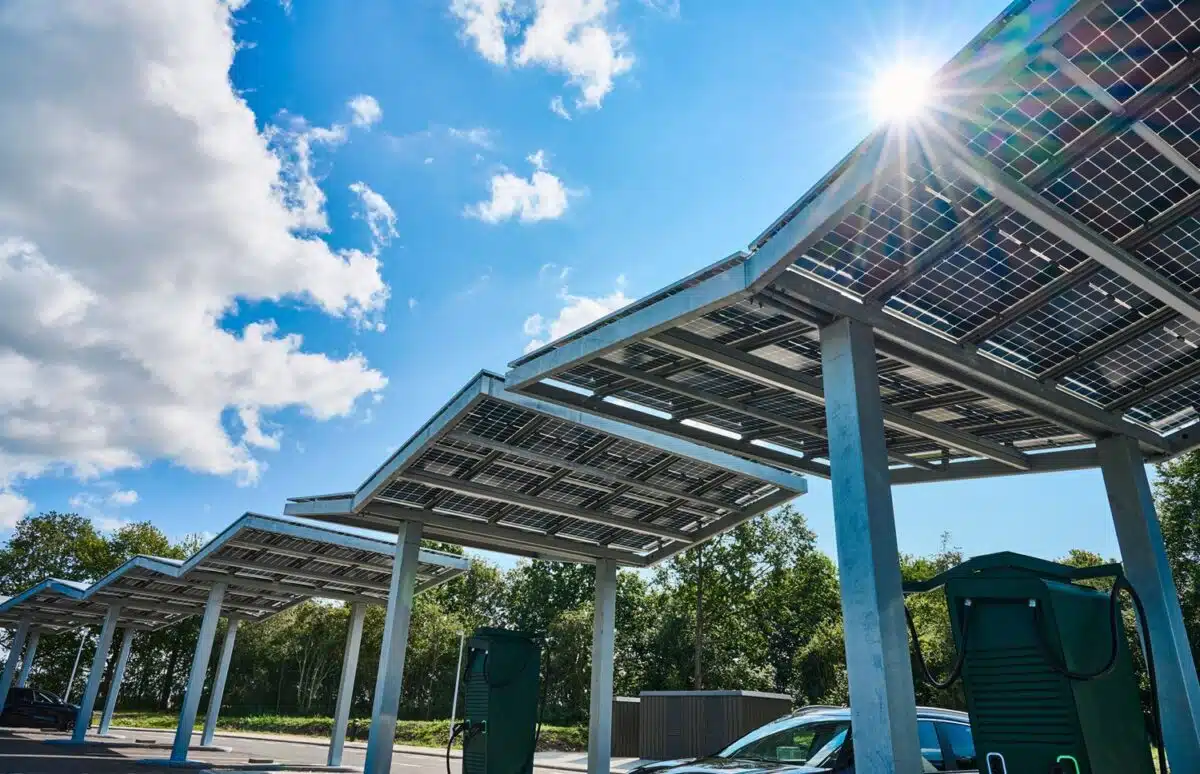 Overdækninger med solceller til Vejdirektoratets ladestationer på rasteplads Lillebælt