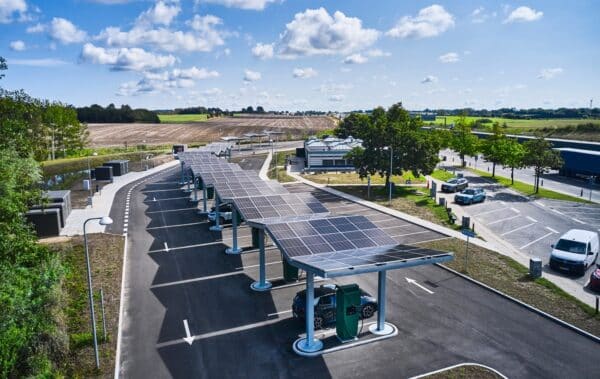 Overdækninger med solceller til Vejdirektoratets ladestationer på rasteplads Lillebælt