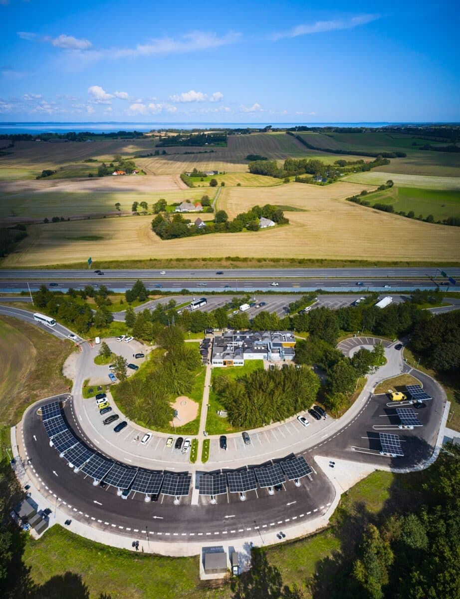 Overdækninger med solceller til Vejdirektoratets ladestationer på rasteplads Lillebælt