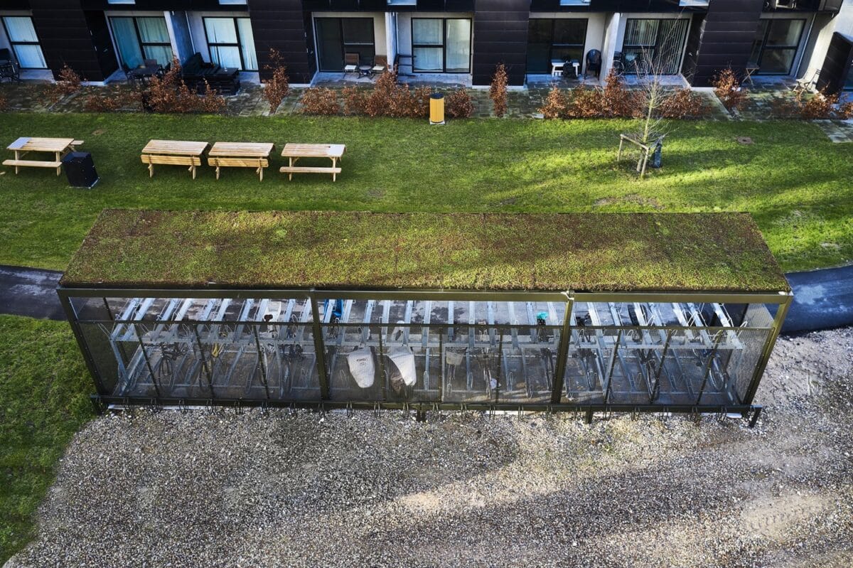 Overdækning med sedumtag til cykelparkering i Gartnerbyen i Odense