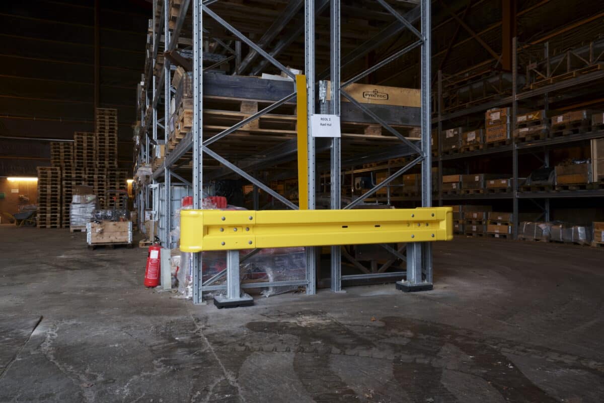 Gult truckværn og påkørselsværn i lagerbygning