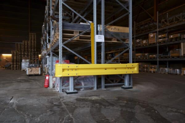 Gult truckværn og påkørselsværn i lagerbygning