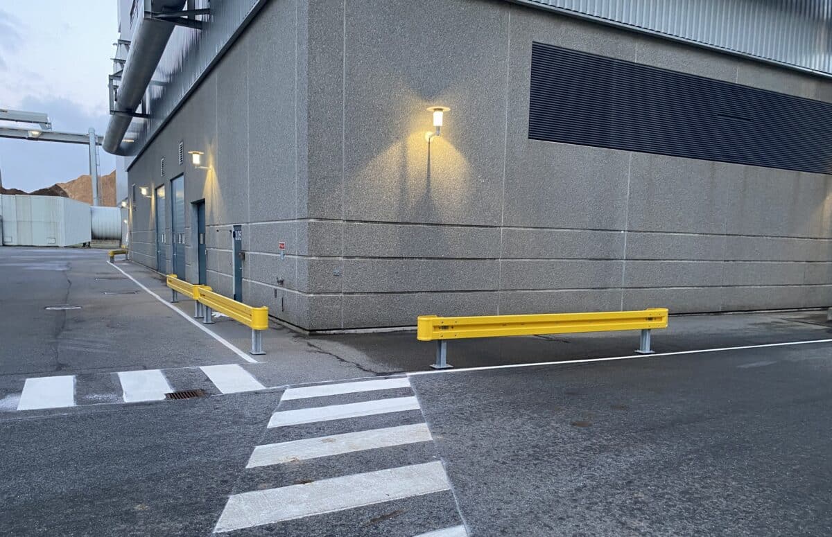 Gult truckværn og påkørselsværn i lagerbygning