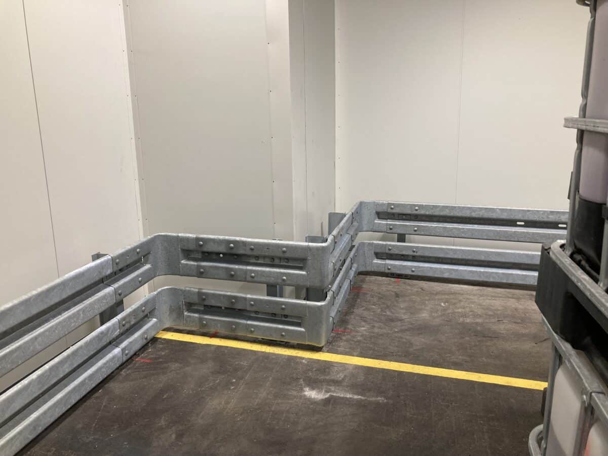 Truckværn og påkørselsværn i lagerbygning