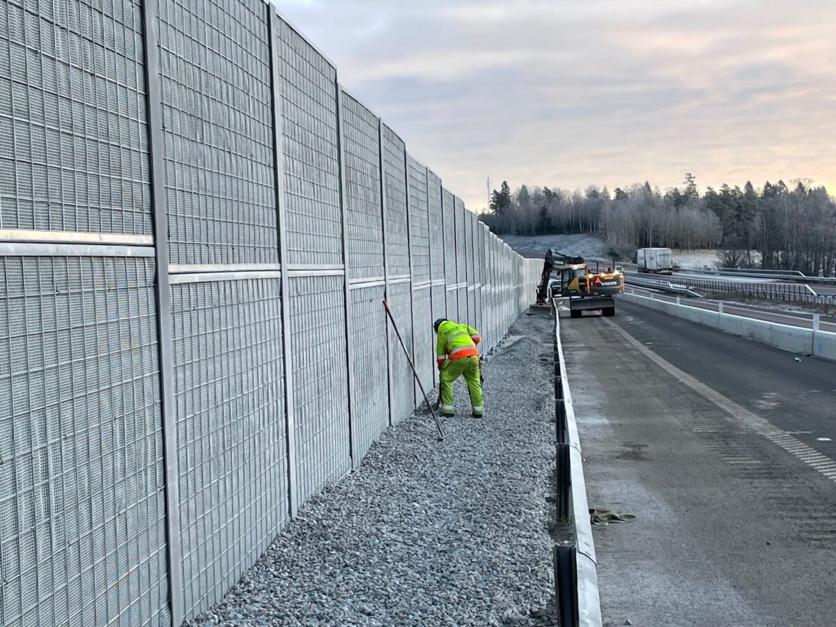 Hög absorberade bullerskärm till E4