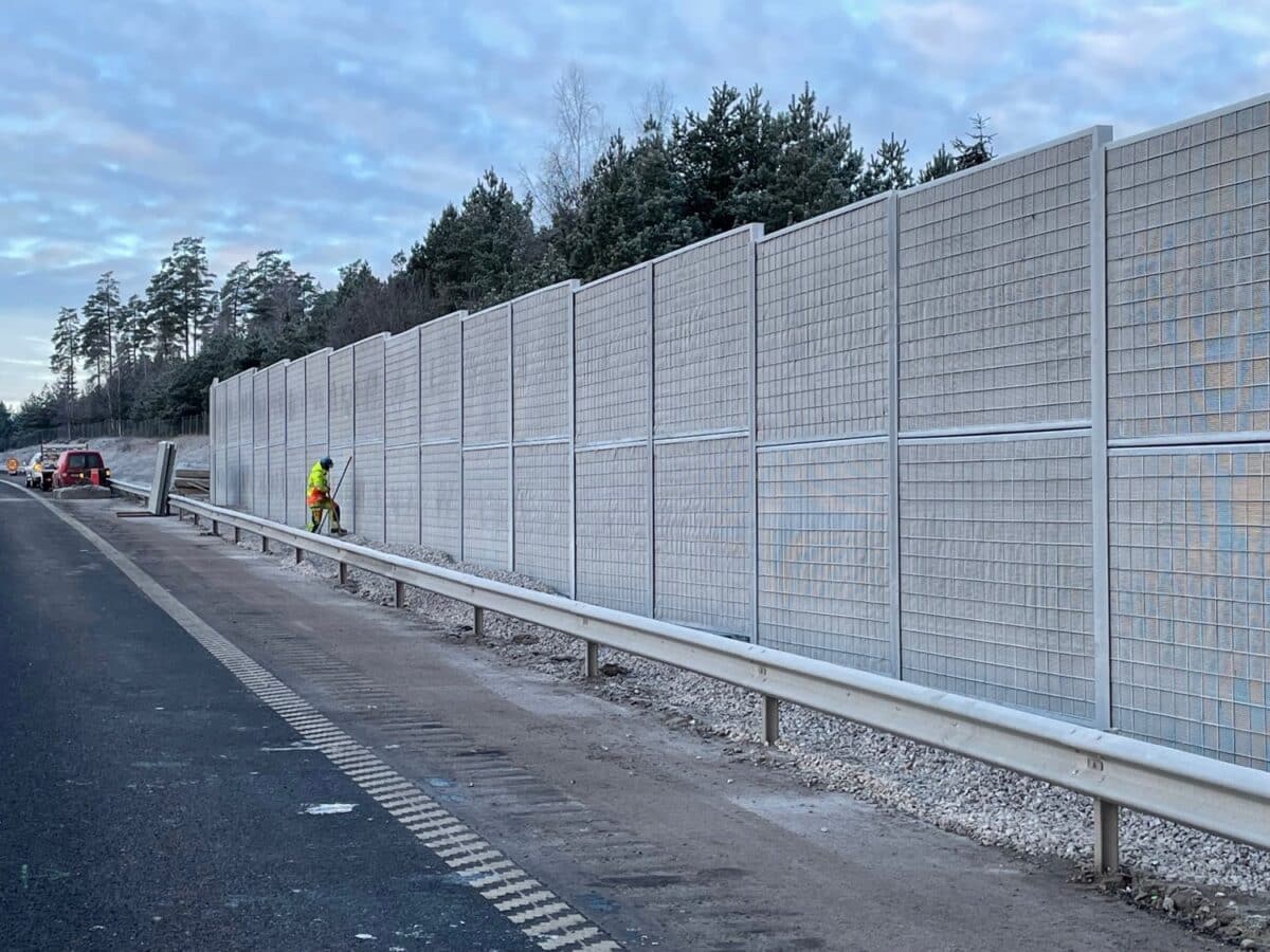 Hög absorberade bullerskärm till E4
