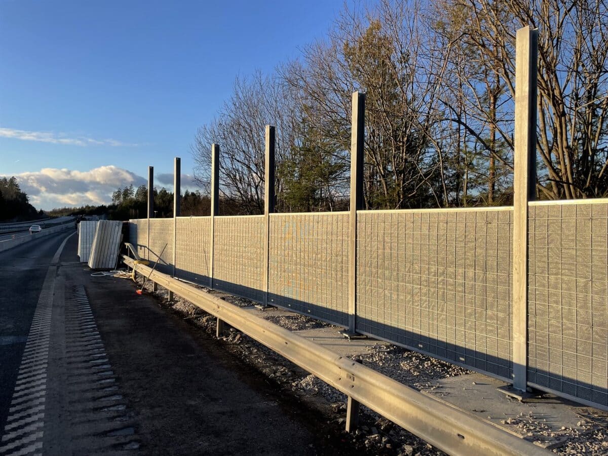 Hög absorberade bullerskärm till E4