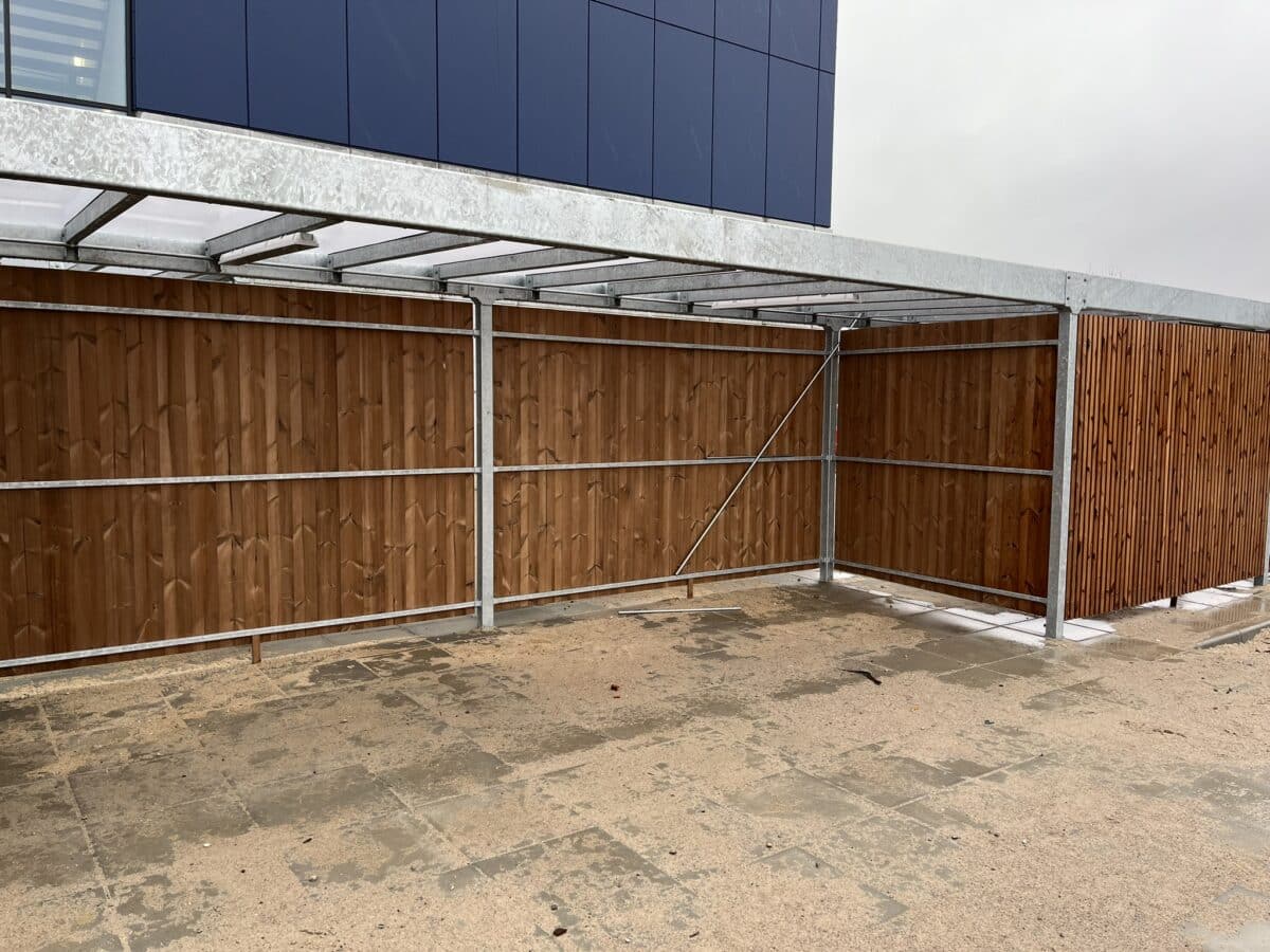 Overdækning i stål med træbeklædning