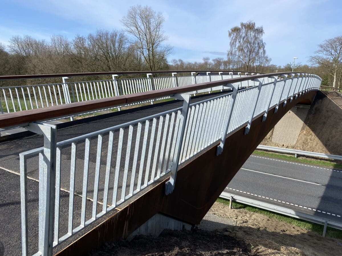 Stibro i cortenstål med maghogni håndlister