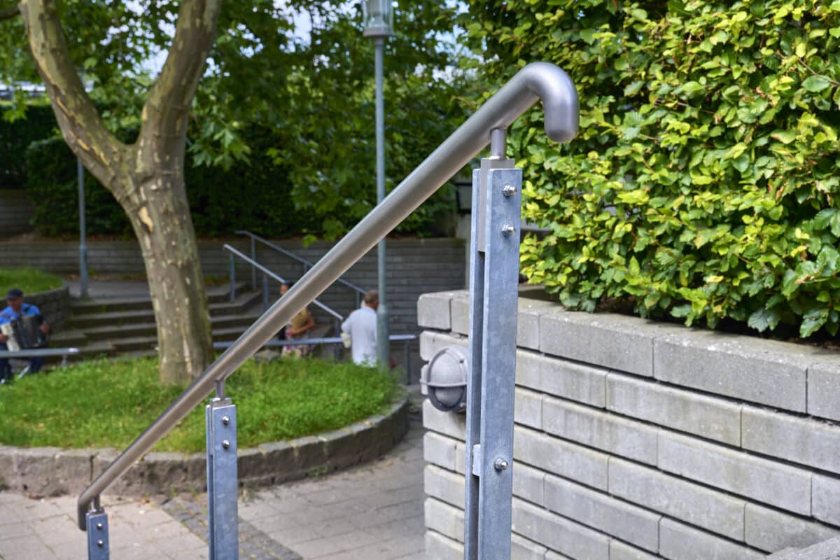 Stålgelænder og håndliste ved Lyngby station