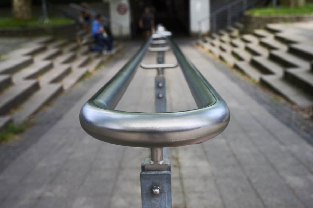 Stålgelænder og håndliste på Lyngby station
