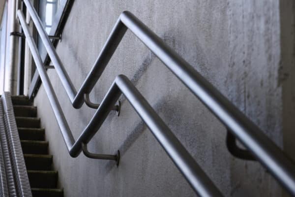 Stålgelænder og håndliste på Lyngby station