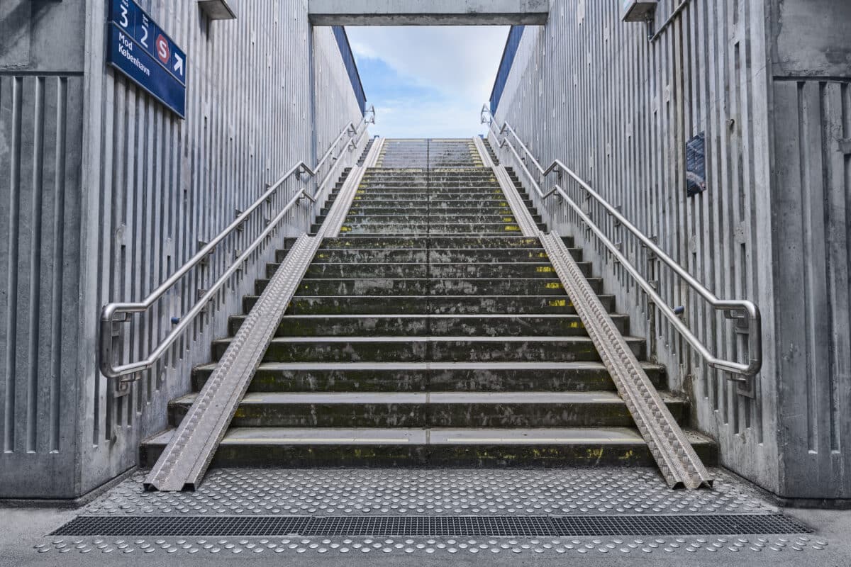 Opgang fra Lyngby station med stålgelænder fra DAV NORDIC