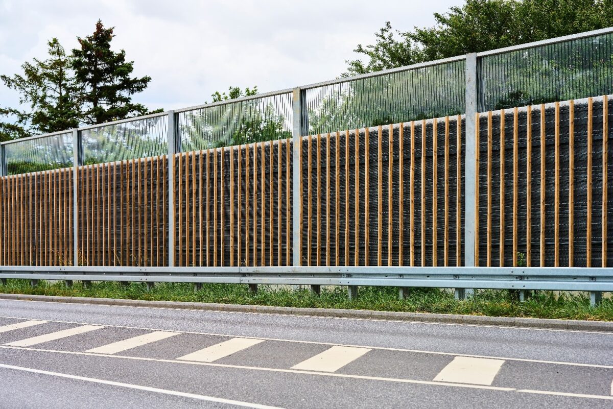 Enkeltabsorberende støjskærm fra DAV NORDIC langs vej