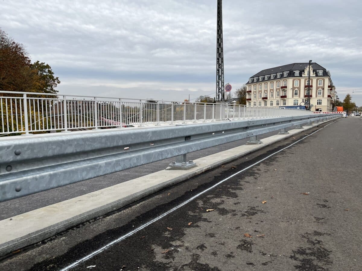 Stålrækværk og autoværn over bro ved Svanemøllen