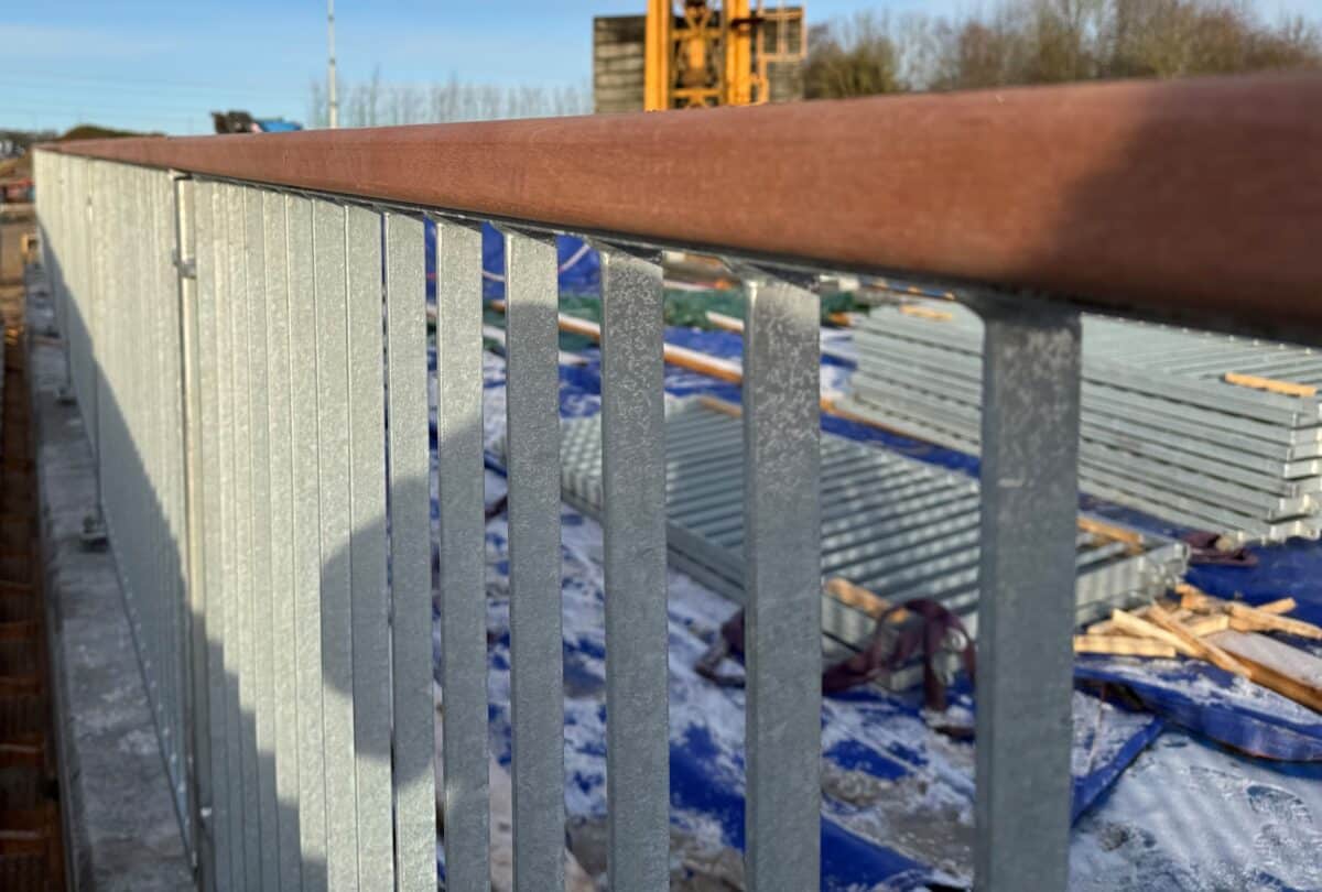 Mahognihåndlister til stålrækværk over bro