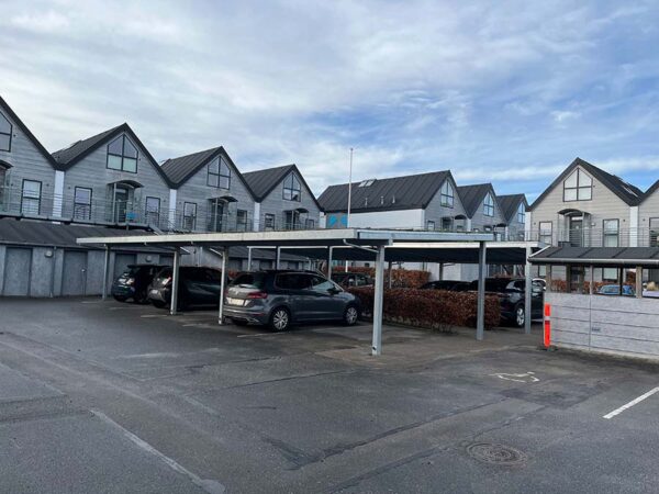 Overdækninger til bilparkering hos Korvethusene