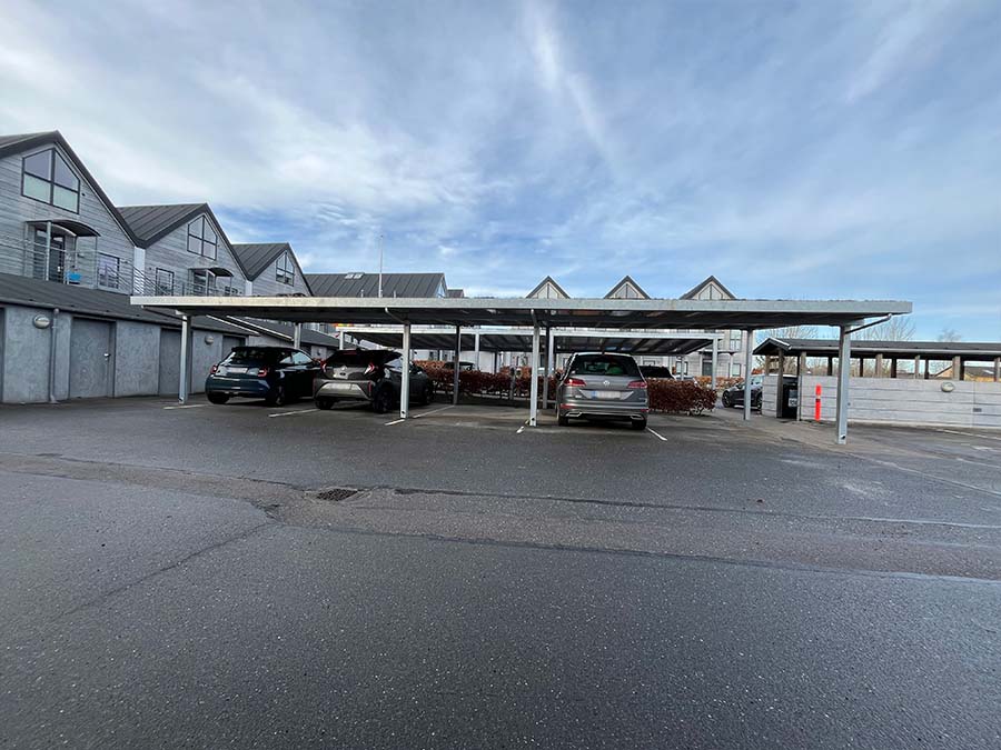Overdækninger i stål til bilparkering hos Korvethusene