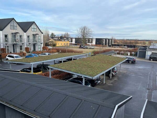 Overdækninger med sedumtag til bilparkering hos Korvethusene