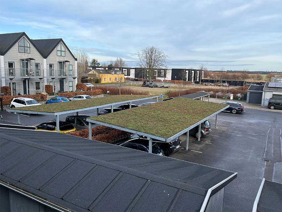 Overdækninger med sedumtag til bilparkering hos Korvethusene