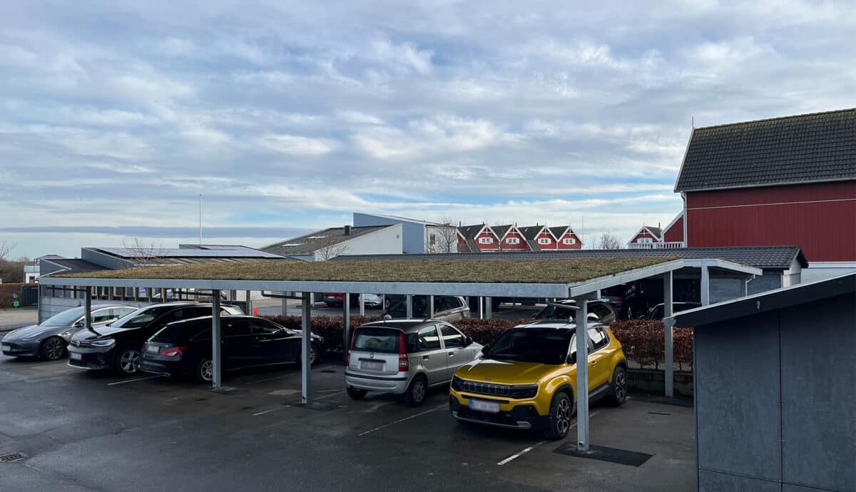 Overdækninger til bilparkering hos Korvethusene