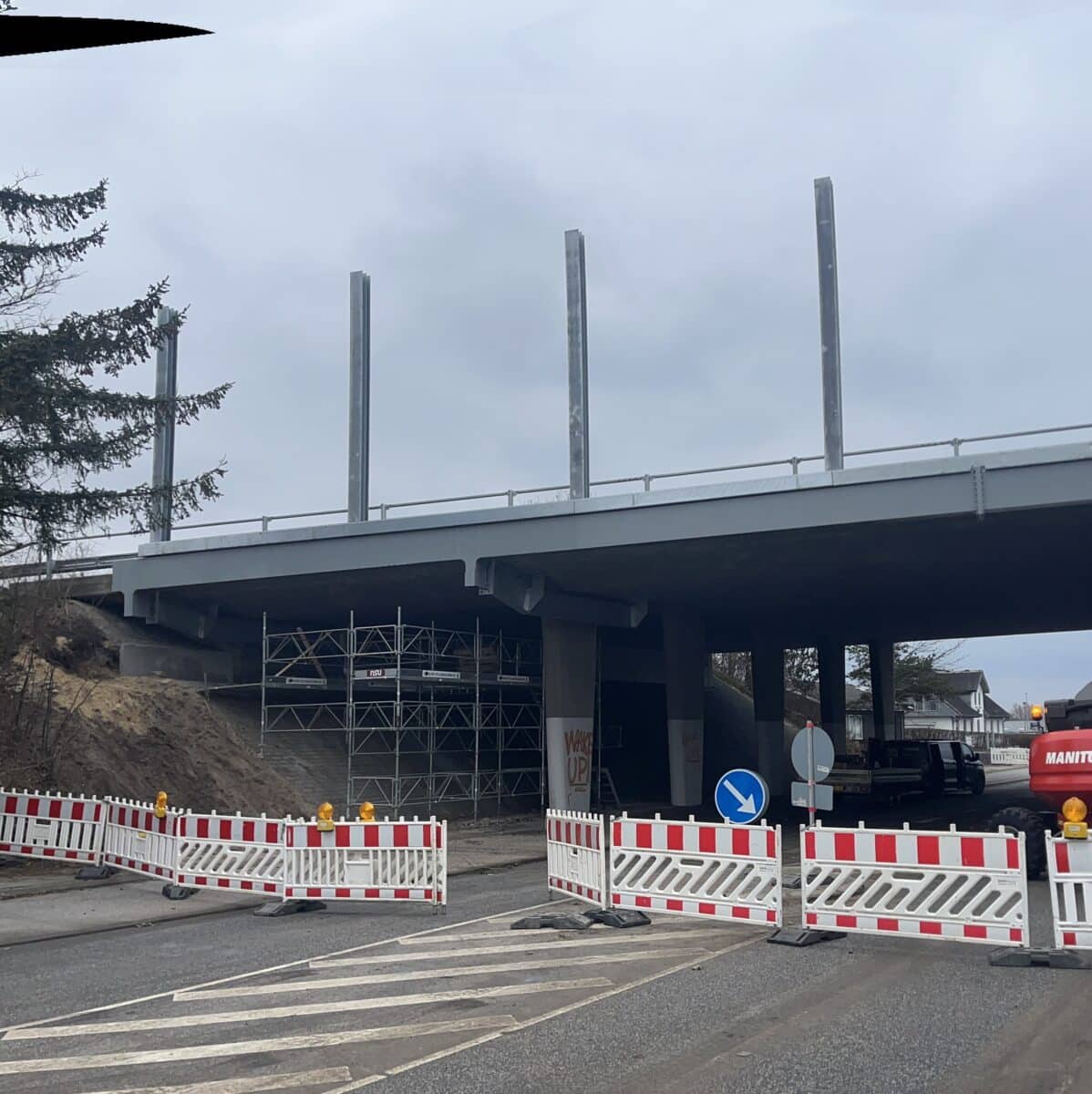 Montage af stål broportal på motorvejsbro ved E45 i Aalborg