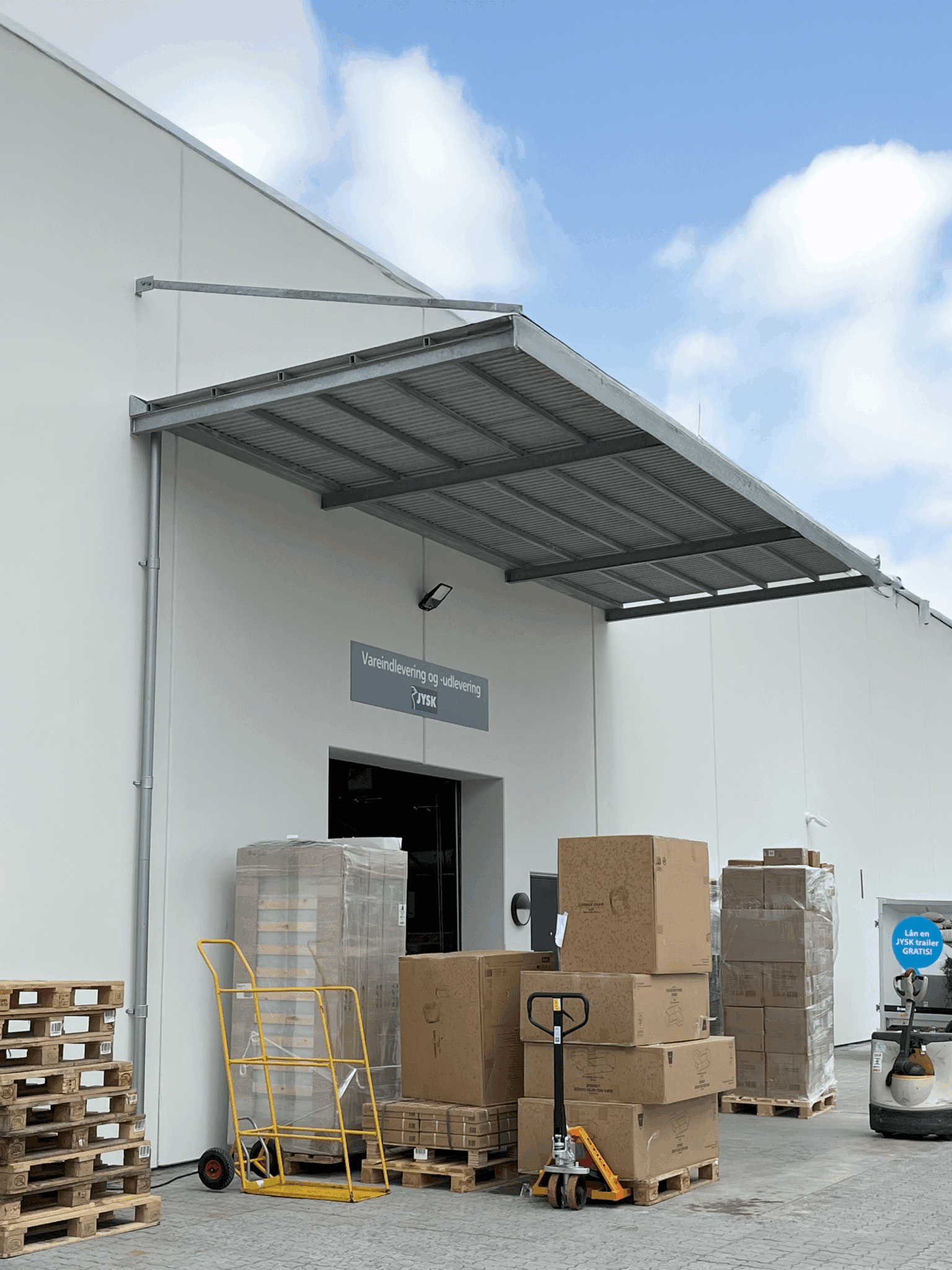 Baldakin over vareindlevering ved Jysk i Ikast