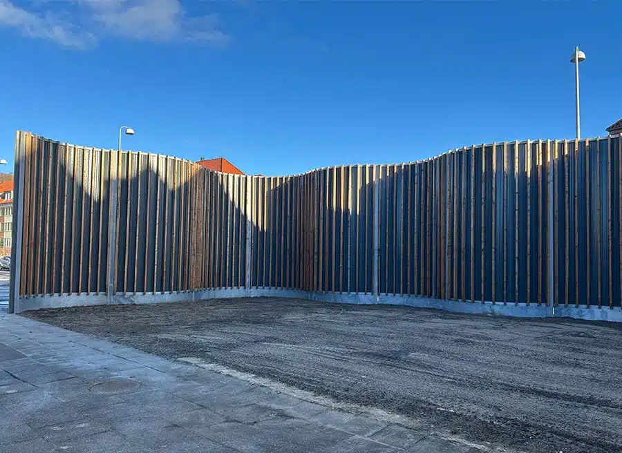 Bagsiden af krum skærm med lameller